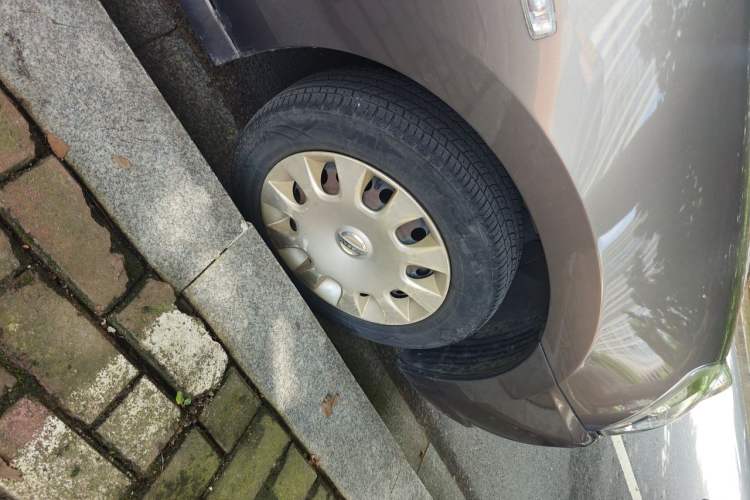 Used Nissan Sylphy 2012 Classic 1.6XE Manual Comfort Edition Right Front Wheel Hub