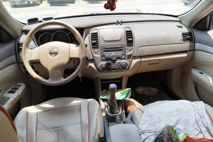 Used Nissan Sylphy 2012 Classic 1.6XE Manual Comfort Edition Center Console