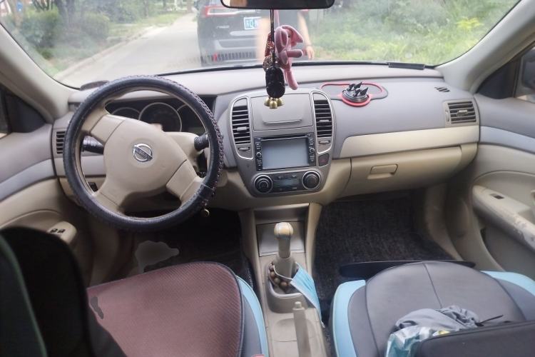 Used Nissan Sylphy 2012 Classic 1.6XE Manual Comfort Edition Center Console
