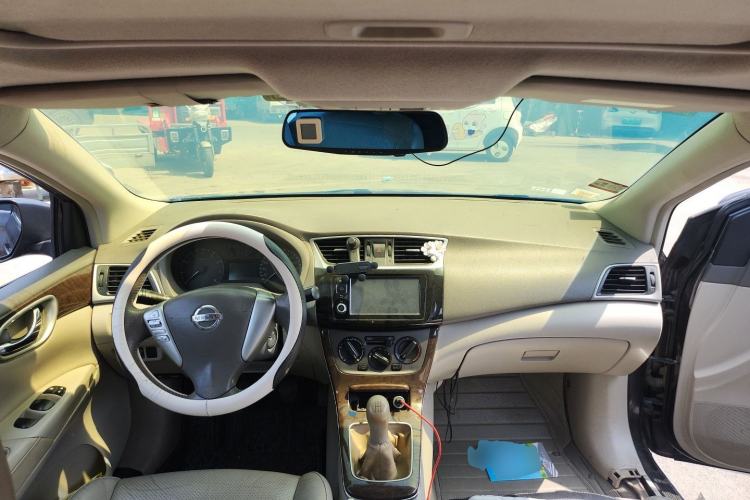 Used Nissan Sylphy 2012 1.6 XL Manual Luxury Edition Center Console