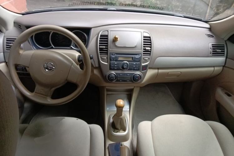 Used Nissan Sylphy 2012 Classic 1.6XE Manual Comfort Edition Center Console