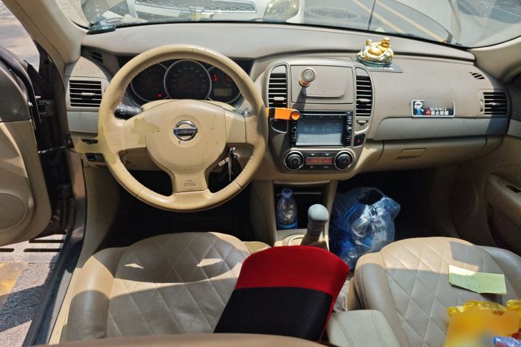 Used Nissan Sylphy 2012 Classic 1.6XE Manual Comfort Edition Center Console
