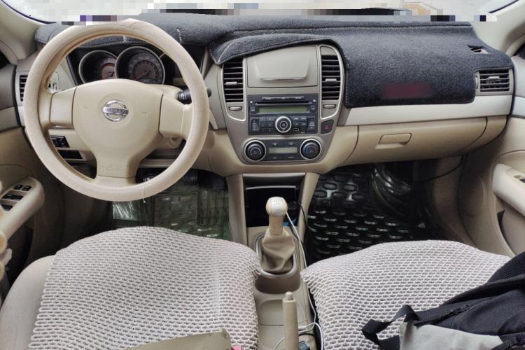Used Nissan Sylphy 2012 Classic 1.6XE Manual Comfort Edition Center Console