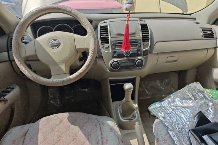 Used Nissan Sylphy 2012 Classic 1.6XE Manual Comfort Edition Center Console