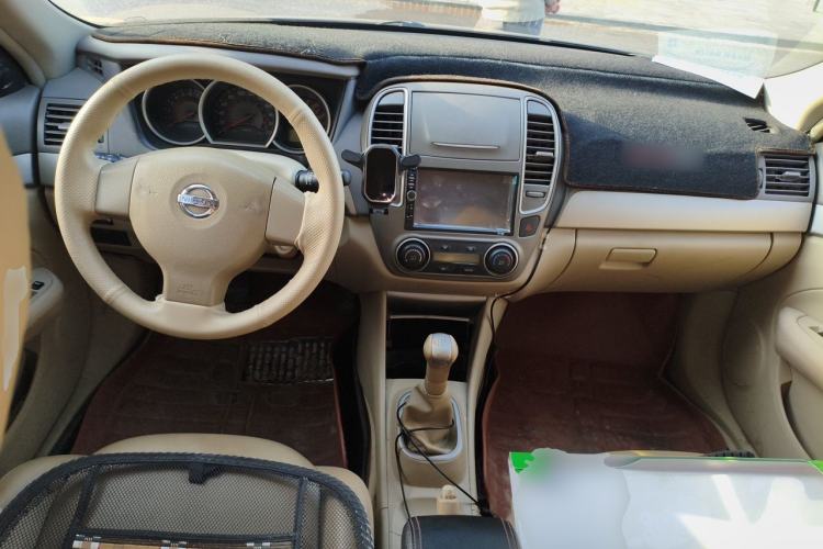 Used Nissan Sylphy 2012 Classic 1.6XE Manual Comfort Edition Center Console