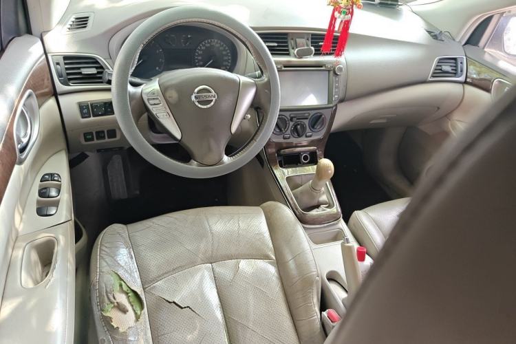 Used Nissan Sylphy 2012 1.6 XL Manual Luxury Edition Center Console