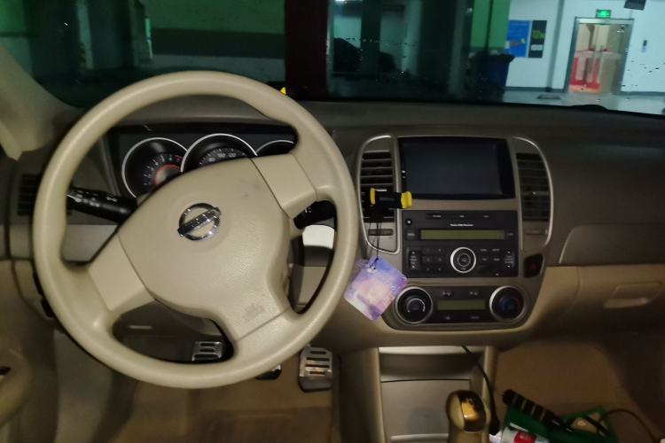 Used Nissan Sylphy 2012 Classic 1.6XE Manual Comfort Edition Center Console