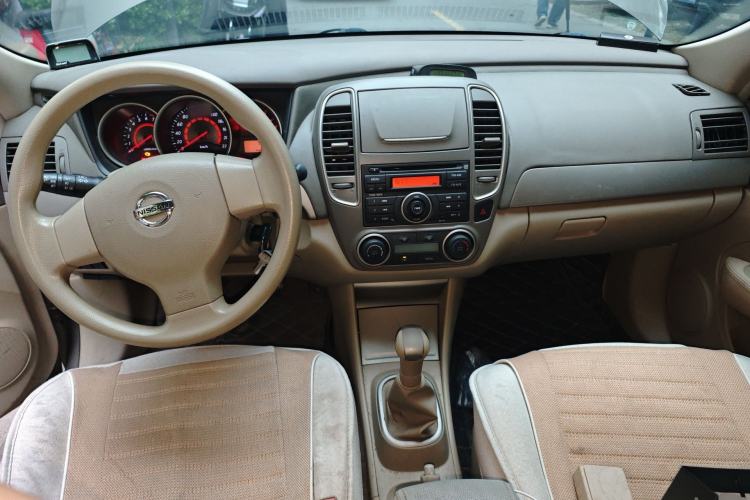 Used Nissan Sylphy 2012 Classic 1.6XE Manual Comfort Edition Center Console
