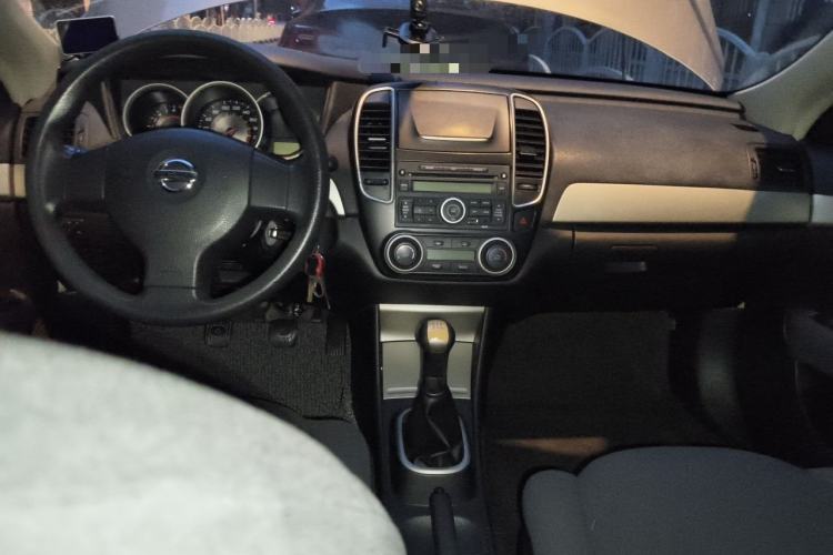 Used Nissan Sylphy 2012 Classic 1.6XE Manual Comfort Edition Center Console