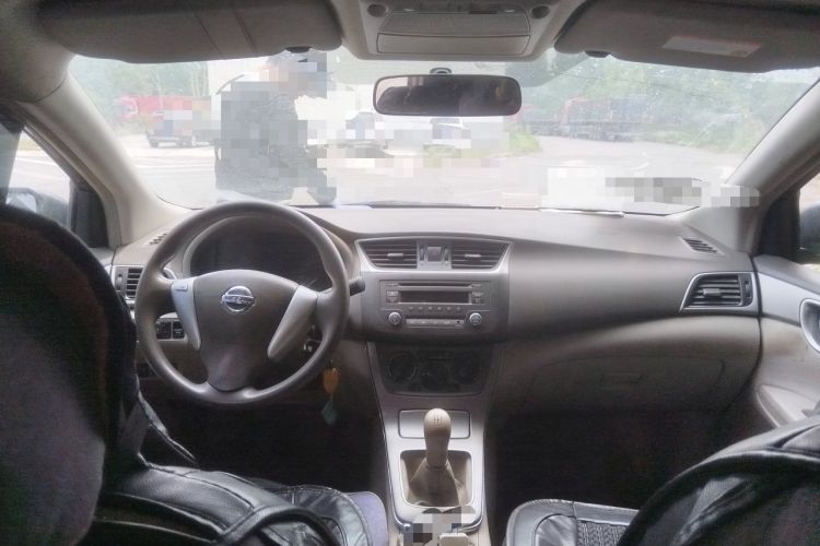 Used Nissan Sylphy 2012 1.6XE Manual Comfort Edition Center Console