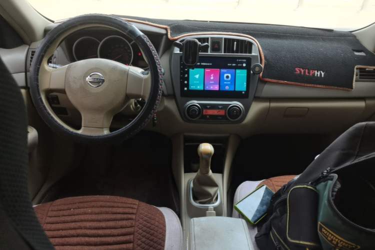 Used Nissan Sylphy 2012 Classic 1.6XE Manual Comfort Edition Center Console