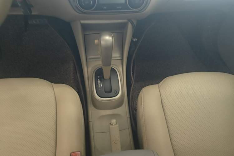 Used Nissan Sylphy 2012 Classic 1.6XE Automatic Comfort Edition Gear Lever