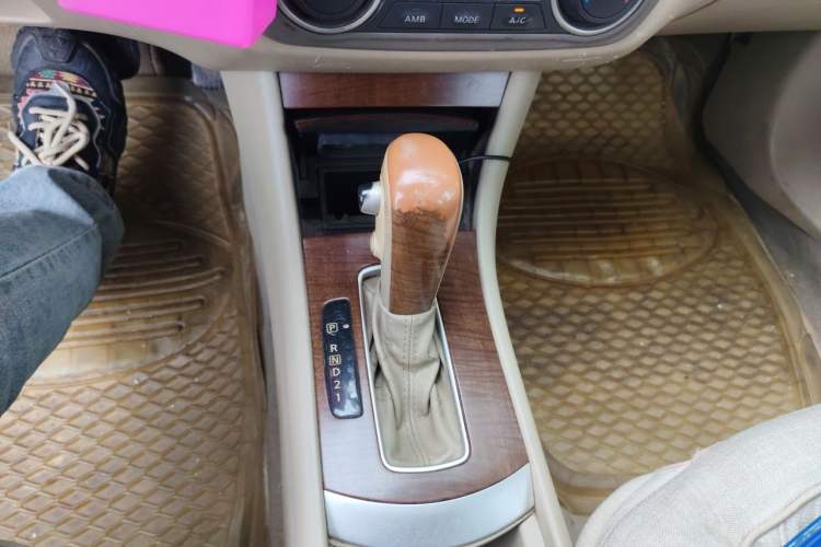 Used Nissan Sylphy 2012 Classic 1.6XE Automatic Comfort Edition Gear Lever