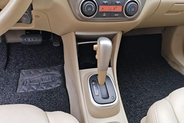 Used Nissan Sylphy 2012 Classic 1.6XE Automatic Comfort Edition Gear Lever