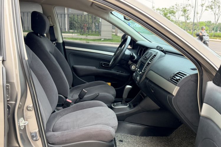 Used Nissan Sylphy 2012 Classic 1.6XE Automatic Comfort Edition Interior 4