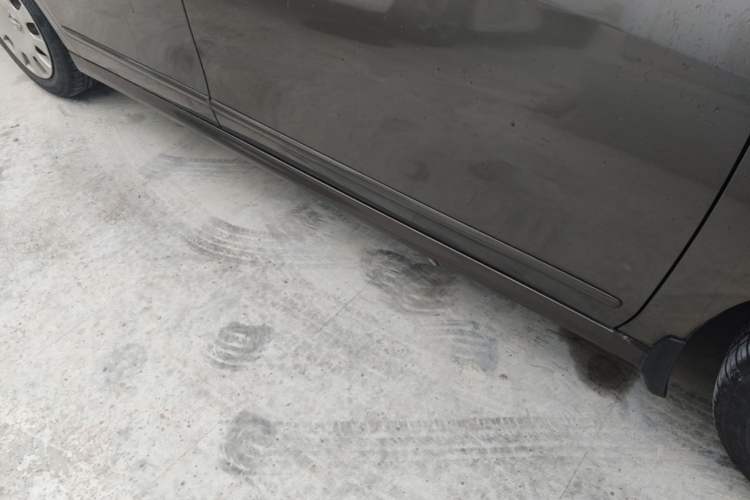 Used Nissan Sylphy 2012 Classic 1.6XE Manual Comfort Edition Right Side Sill