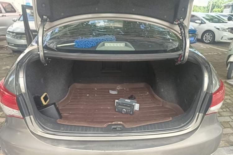 Used Nissan Sylphy 2012 Classic 1.6XE Automatic Comfort Edition Trunk