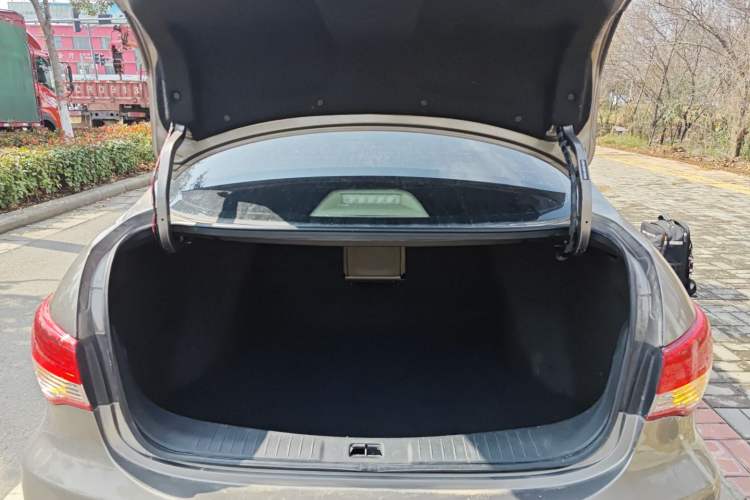 Used Nissan Sylphy 2012 Classic 1.6XE Automatic Comfort Edition Trunk