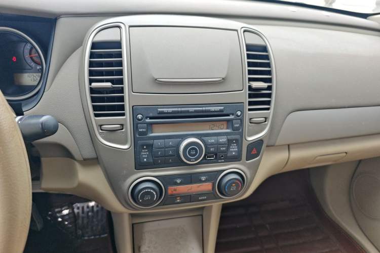 Used Nissan Sylphy 2012 Classic 1.6XE Manual Comfort Edition Audio And AC Panel