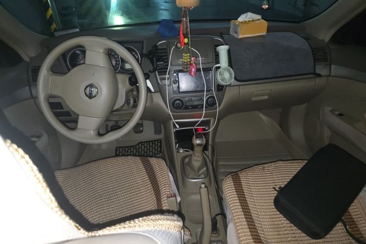Used Nissan Sylphy 2012 Classic 1.6XE Manual Comfort Edition Center Console