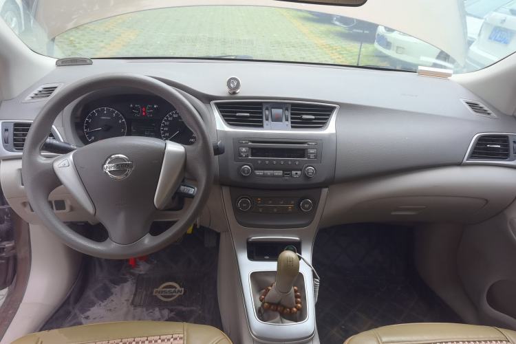 Used Nissan Sylphy 2012 1.6XE Manual Comfort Edition Center Console