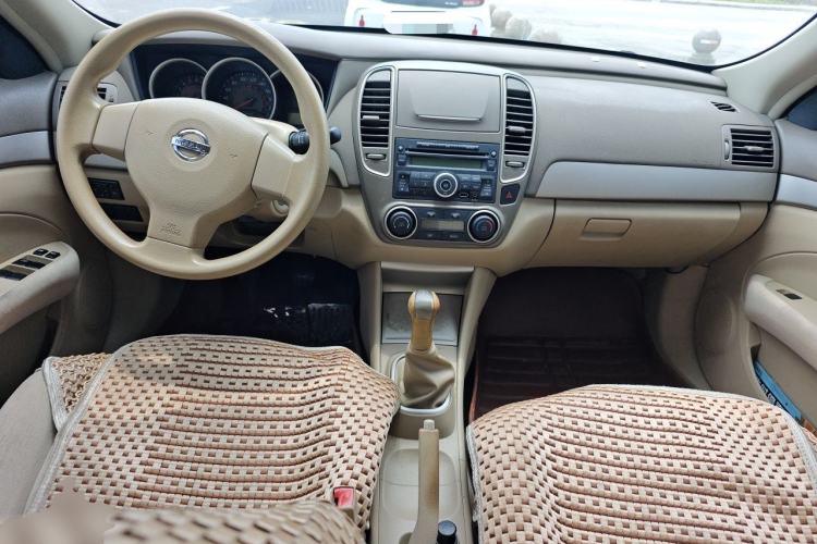 Used Nissan Sylphy 2012 Classic 1.6XE Manual Comfort Edition Center Console