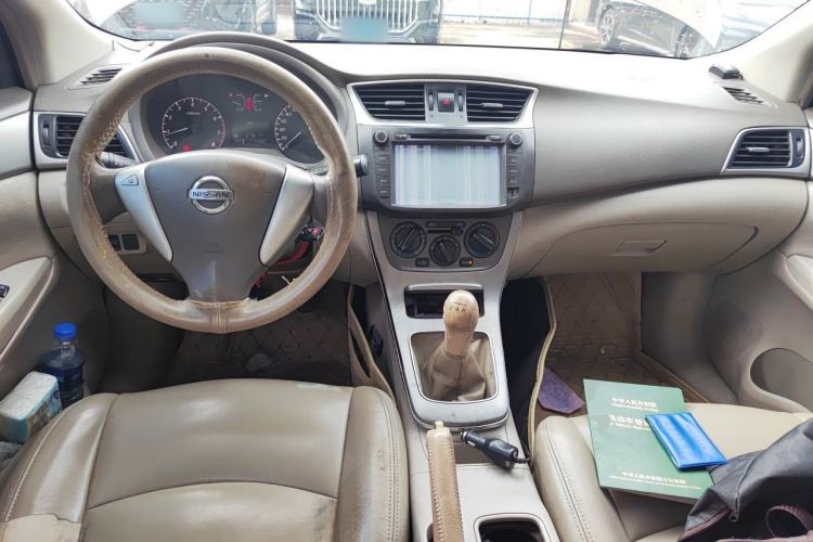 Used Nissan Sylphy 2012 1.6XE Manual Comfort Edition Center Console