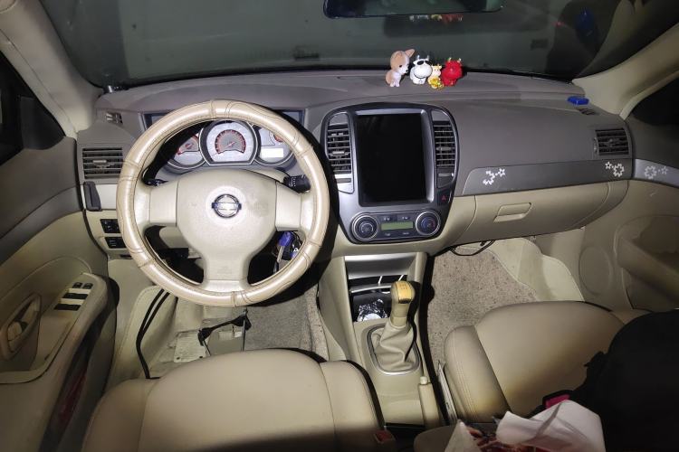Used Nissan Sylphy 2012 Classic 1.6XE Manual Comfort Edition Center Console