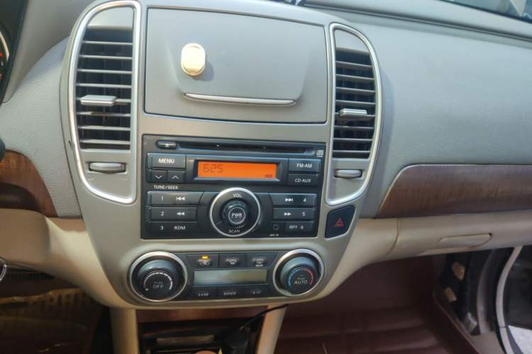 Used Nissan Sylphy 2012 Classic 1.6XE Automatic Comfort Edition Audio And AC Panel
