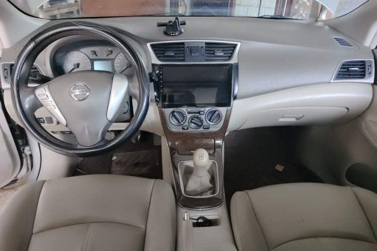 Used Nissan Sylphy 2012 1.6 XL Manual Luxury Edition Center Console