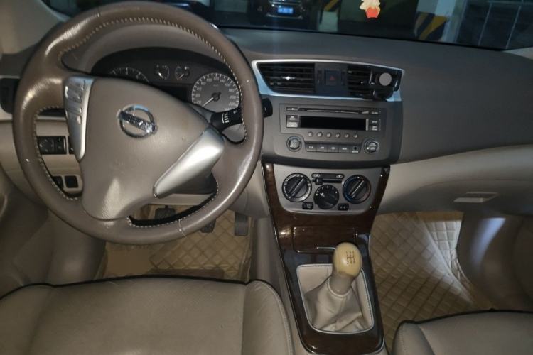 Used Nissan Sylphy 2012 1.6 XL Manual Luxury Edition Center Console
