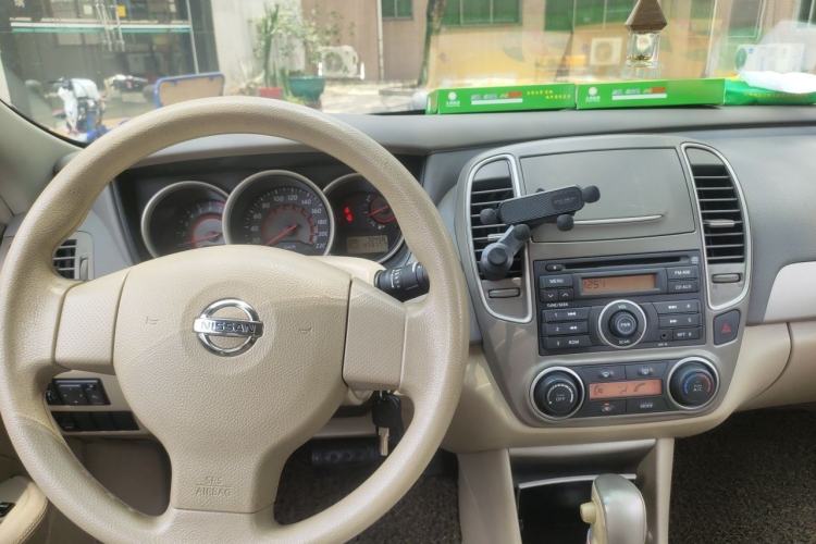 Used Nissan Sylphy 2012 Classic 1.6XE Automatic Comfort Edition Center Console