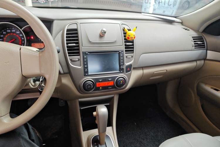 Used Nissan Sylphy 2012 Classic 1.6XE Automatic Comfort Edition Center Console