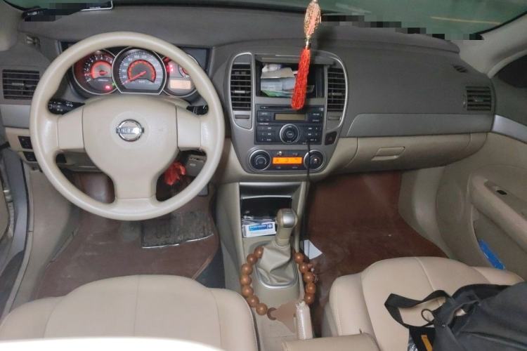 Used Nissan Sylphy 2012 Classic 1.6XE Manual Comfort Edition Center Console
