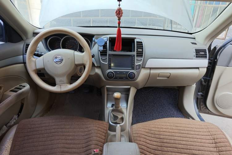 Used Nissan Sylphy 2012 Classic 1.6XE Manual Comfort Edition Center Console