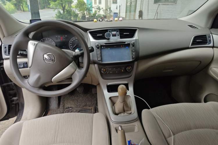 Used Nissan Sylphy 2012 1.6XE Manual Comfort Edition Center Console