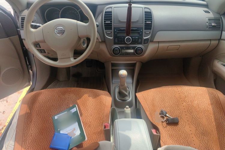 Used Nissan Sylphy 2012 Classic 1.6XE Manual Comfort Edition Center Console