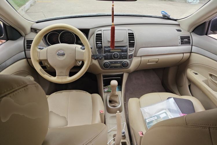 Used Nissan Sylphy 2012 Classic 1.6XE Manual Comfort Edition Center Console