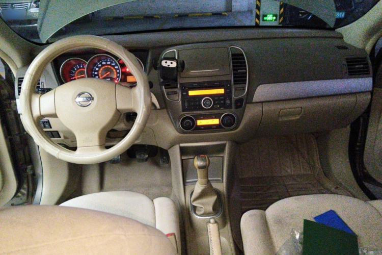 Used Nissan Sylphy 2012 Classic 1.6XE Manual Comfort Edition Center Console