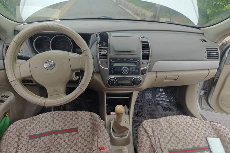 Used Nissan Sylphy 2012 Classic 1.6XE Manual Comfort Edition Center Console