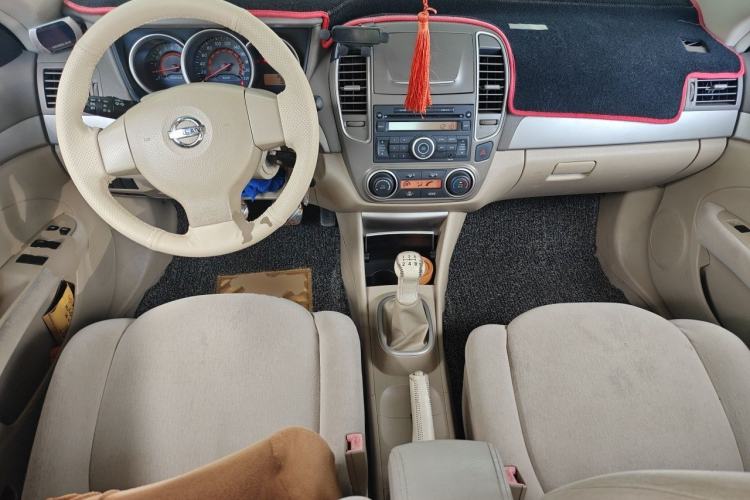 Used Nissan Sylphy 2012 Classic 1.6XE Manual Comfort Edition Center Console