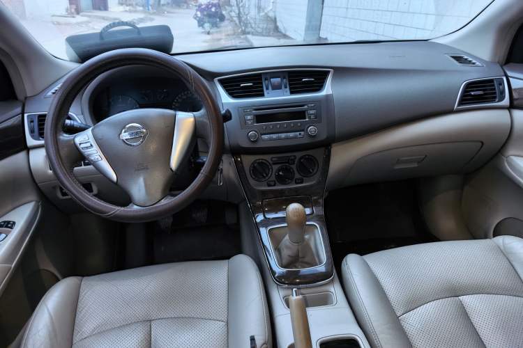 Used Nissan Sylphy 2012 1.6 XL Manual Luxury Edition Center Console