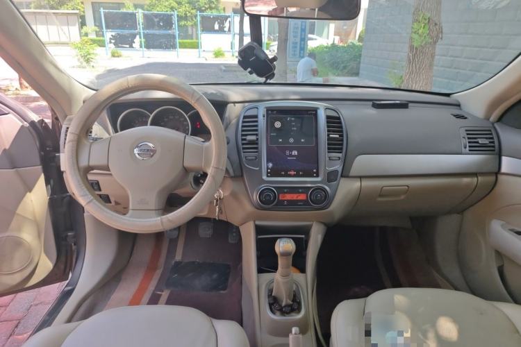 Used Nissan Sylphy 2012 Classic 1.6XE Manual Comfort Edition Center Console