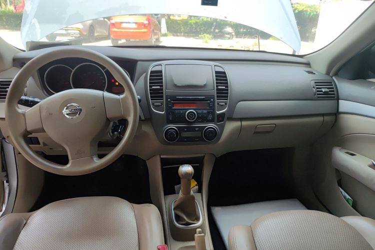 Used Nissan Sylphy 2012 Classic 1.6XE Manual Comfort Edition Center Console