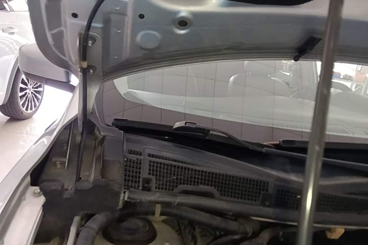 Used Nissan Sylphy 2012 1.6XE CVT Comfort Edition Engine Bay Right