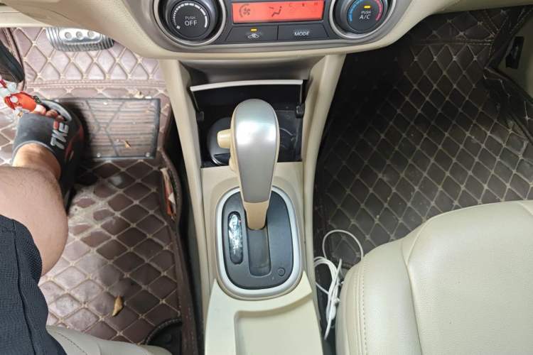 Used Nissan Sylphy 2012 Classic 1.6XE Automatic Comfort Edition Gear Lever