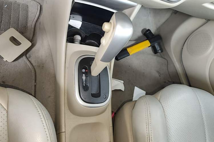 Used Nissan Sylphy 2012 Classic 1.6XE Automatic Comfort Edition Gear Lever