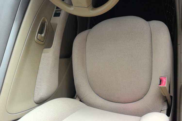 Used Nissan Sylphy 2012 Classic 1.6XE Manual Comfort Edition Interior 2