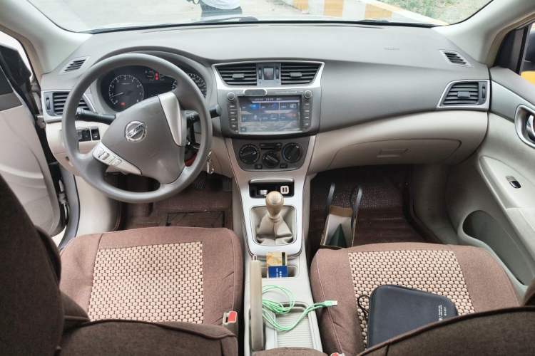 Used Nissan Sylphy 2012 1.8XL Manual Luxury Edition Interior 2