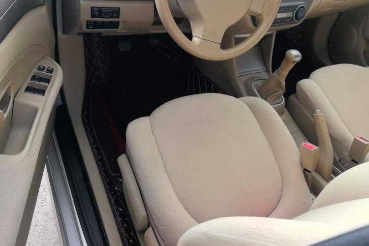 Used Nissan Sylphy 2012 Classic 1.6XE Manual Comfort Edition Interior 3